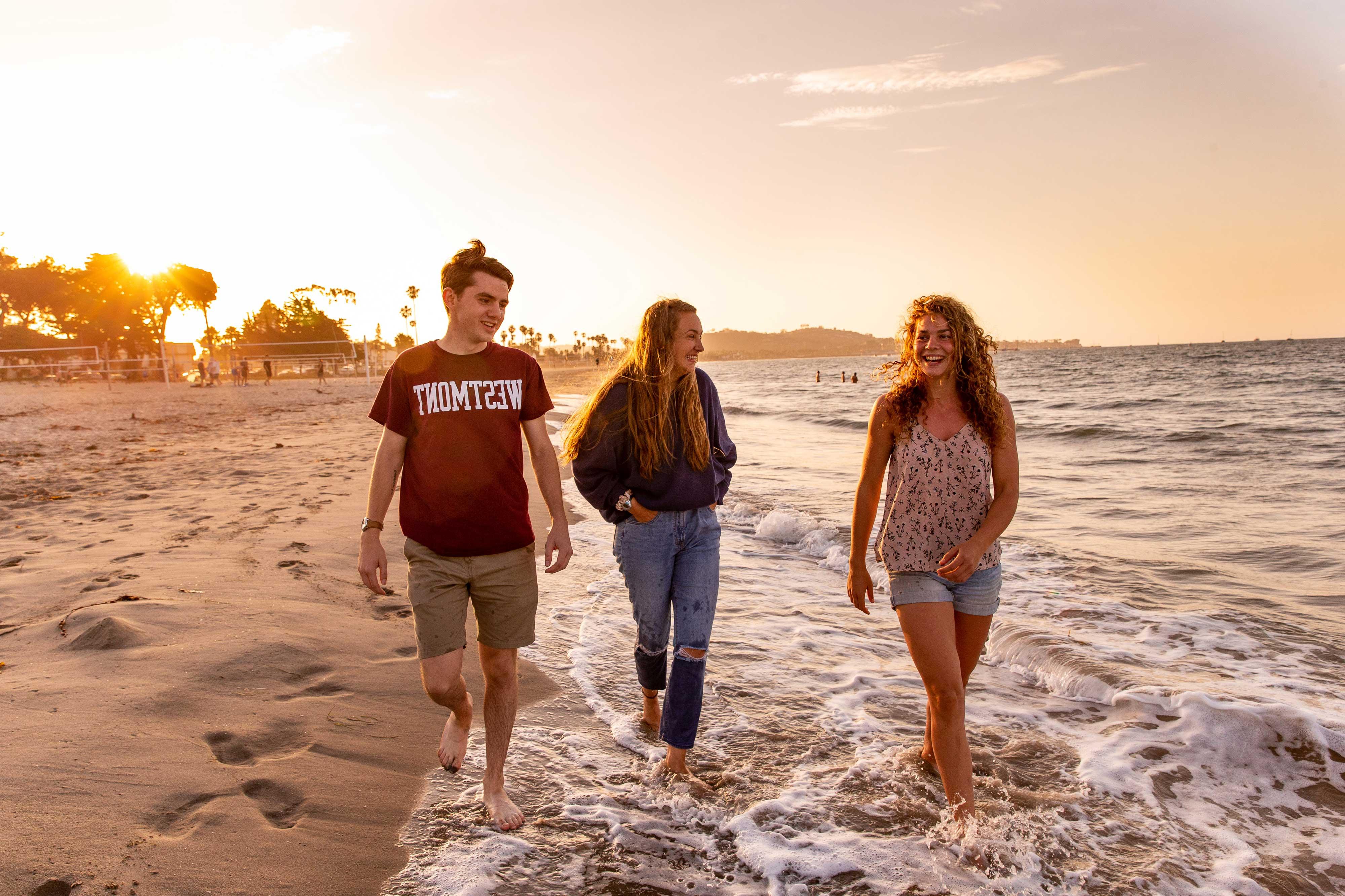 威斯蒙特大学的学生在沙滩上散步
